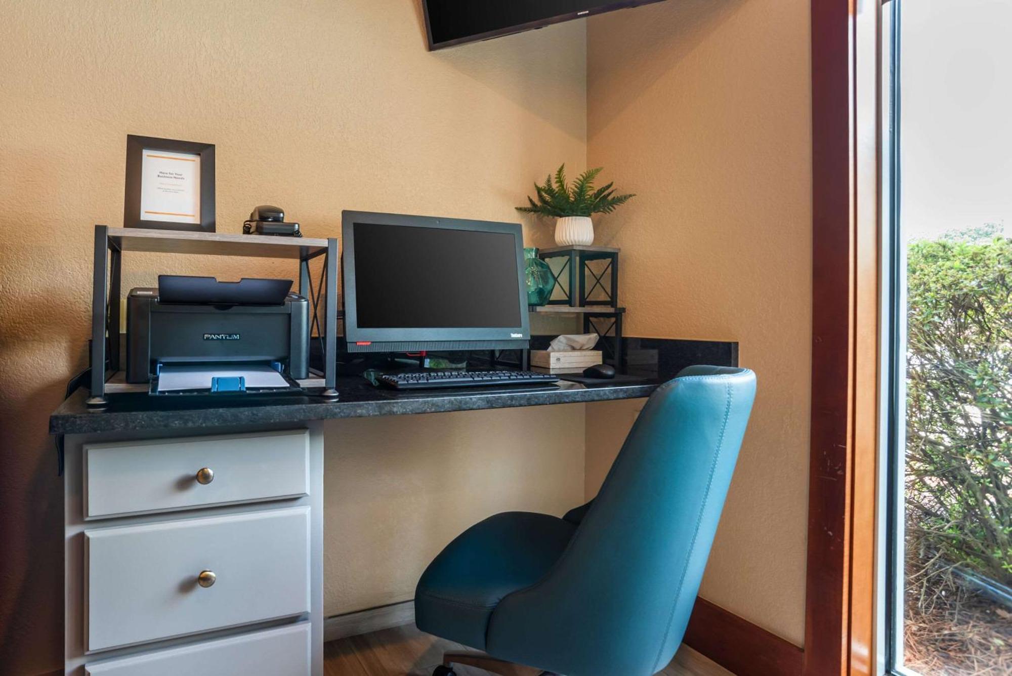 Comfort Inn & Suites Крествю Екстериор снимка