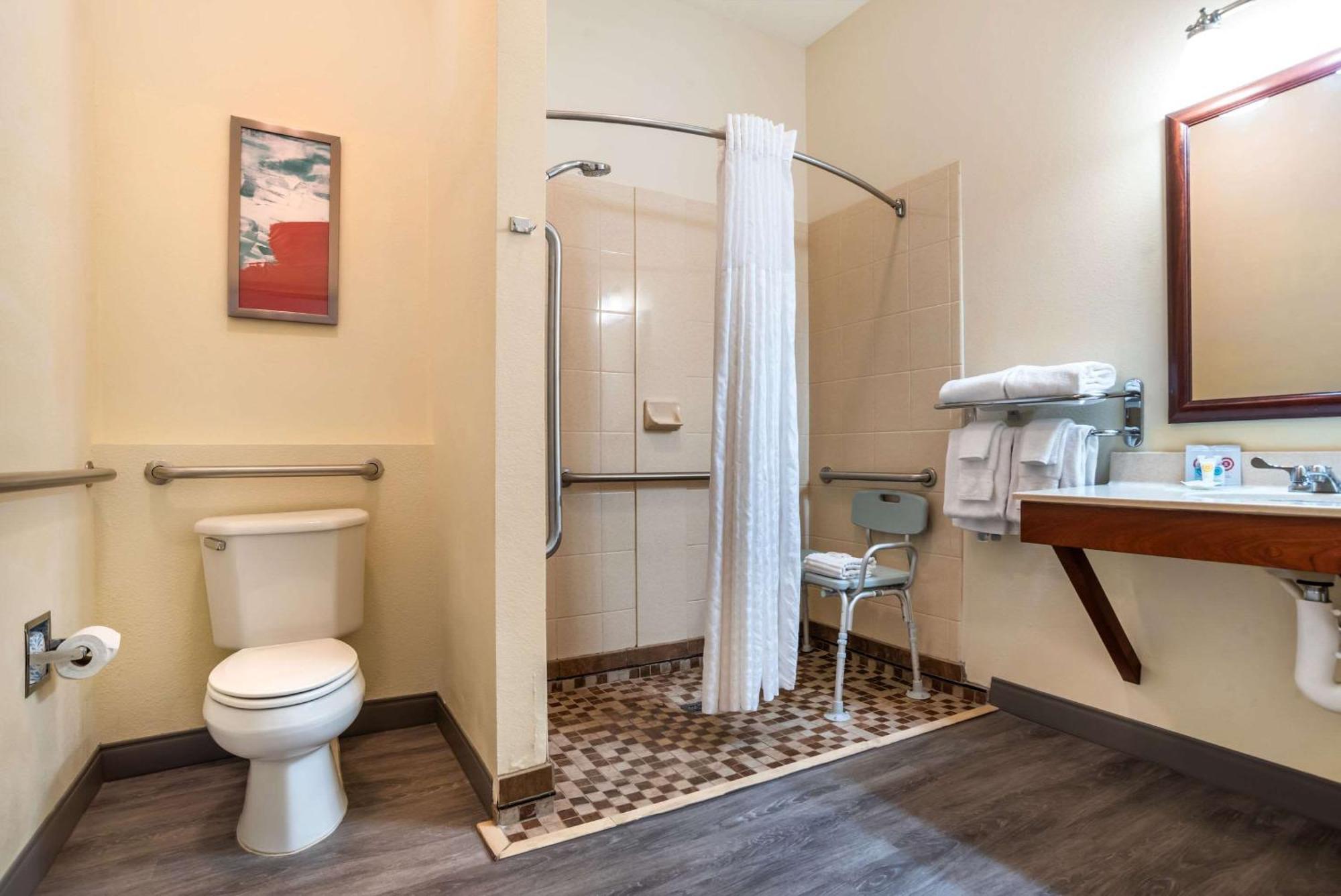 Comfort Inn & Suites Крествю Екстериор снимка