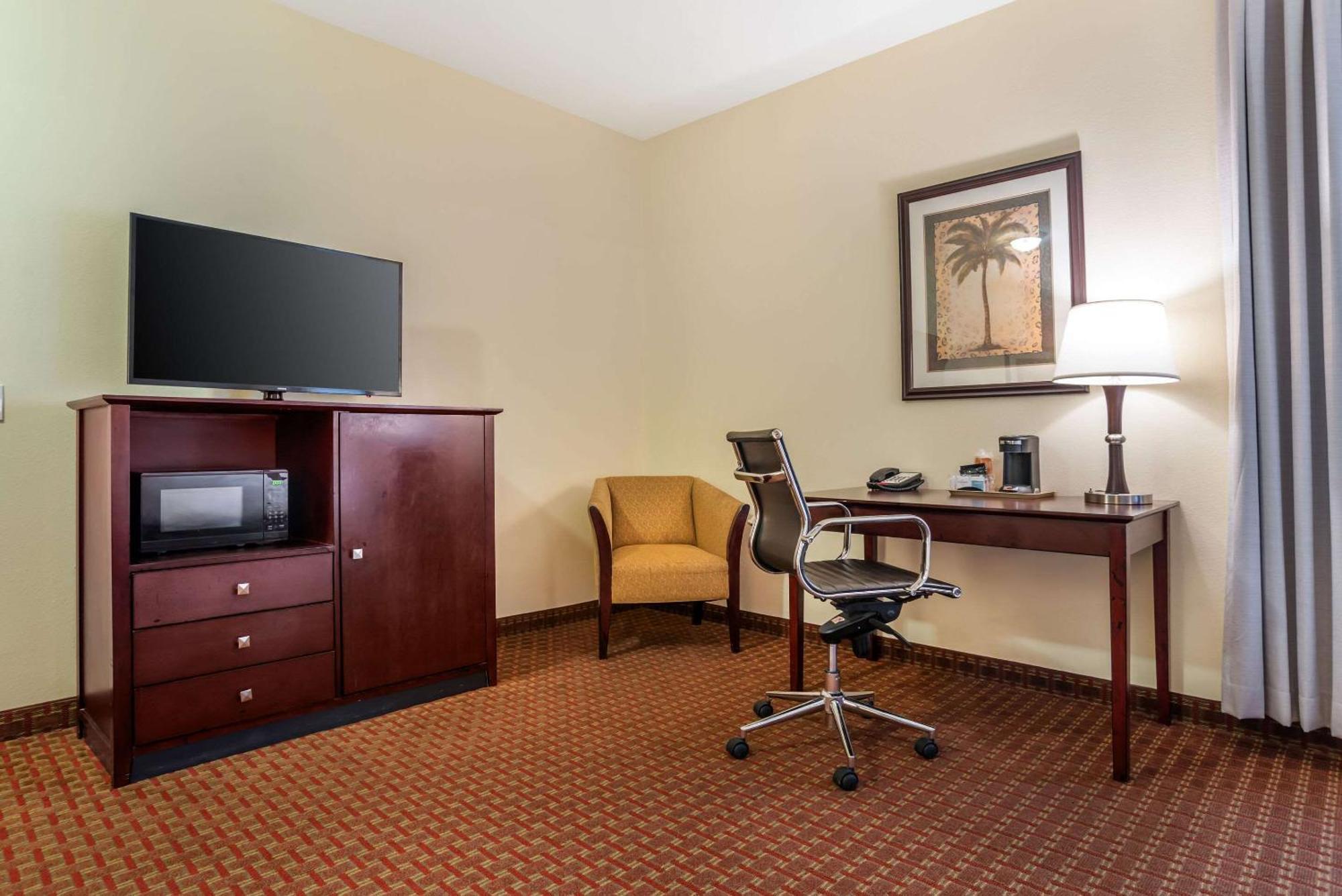 Comfort Inn & Suites Крествю Екстериор снимка