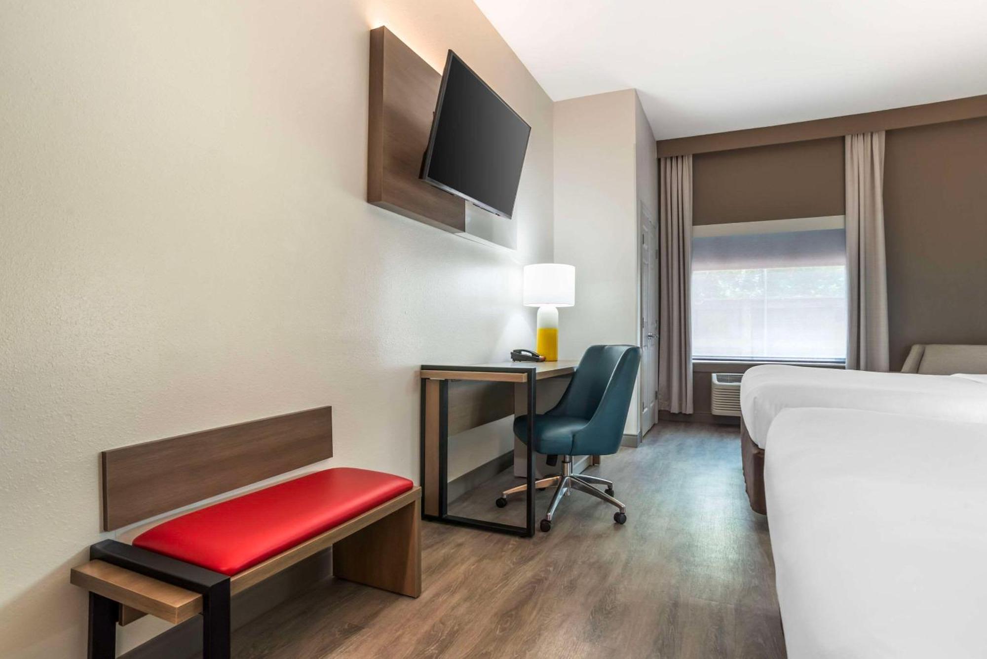 Comfort Inn & Suites Крествю Екстериор снимка
