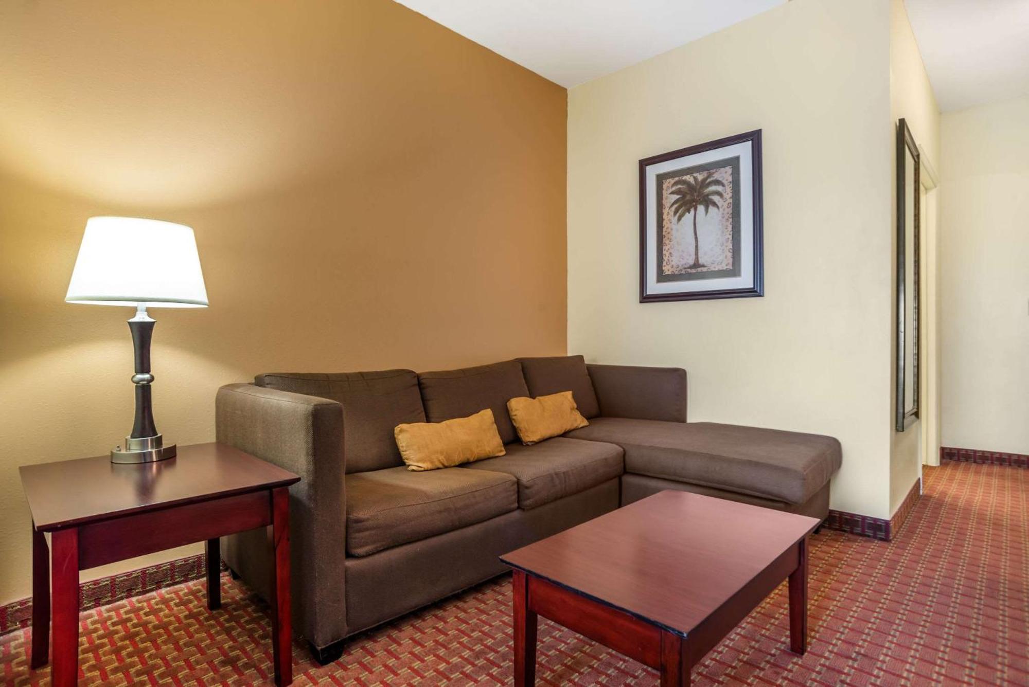 Comfort Inn & Suites Крествю Екстериор снимка